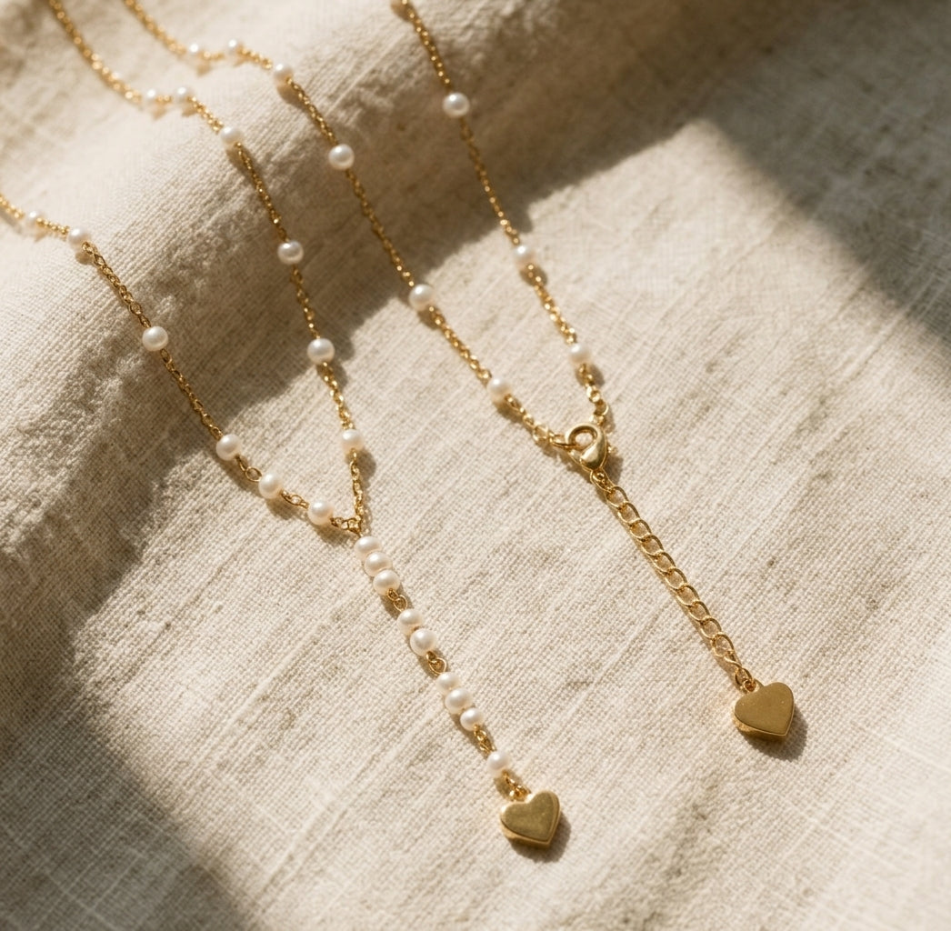 Collar de perlas con colgante de corazón dorado colección Aura Sacra