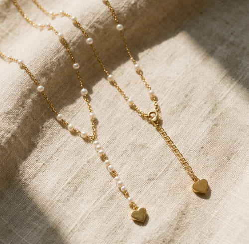Collar de perlas con colgante de corazón dorado colección Aura Sacra